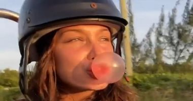 بيلا حديد تستمتع بعيد ميلادها مع أصدقائها فى جزر تركس وكايكوس.. صور وفيديو