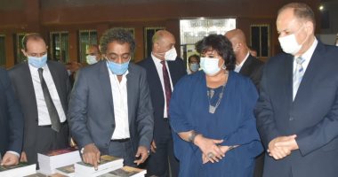وزيرة الثقافة ومحافظ أسيوط يتفقدان معرض نتاج مبادرة صنايعية مصر من 13 محافظة