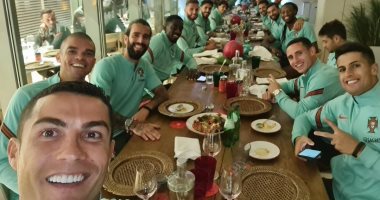 كريستيانو رونالدو يتوسط منتخب البرتغال على طاولة عشاء أثناء مشاركاته الدولية