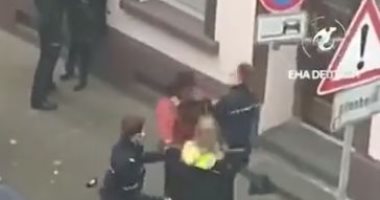 تونسى يتعرض للعنف بيد الشرطة الألمانية على طريقة جورج فلويد.. فيديو