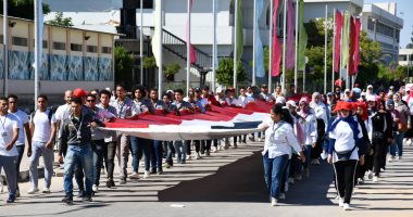 بدء يوم حافل بالأنشطة الطلابية في جامعة قناة السويس بمسيرة "فى حب مصر".. صور