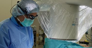تطوير جهاز عرض ذكى للاتصال بنظارات الأطباء لتسهيل العمليات الجراحية
