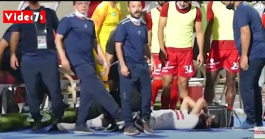 لفتة إنسانية.. طبيب حرس الحدود يعالج محمود علاء مدافع الزمالك بعد سقوطه مصابا