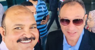 الخطيب يصل مطار القاهرة.. والمواطنون يلتفون حولة لالتقاط الصور