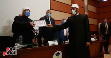 وزير الأوقاف يكرم الفائزين فى مسابقة "رؤية" للفكر المستنير.. صور