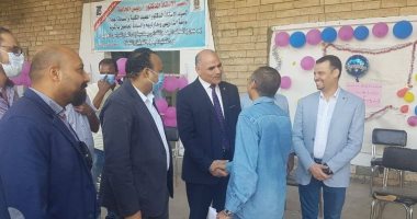 رئيس جامعة الأقصر يتابع إجراءات الكشف الطبى للطلاب الجدد
