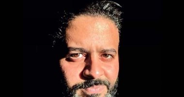 وفاة والدة الشاعر أحمد فايز بعد صراع مع المرض
