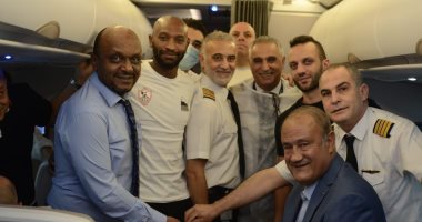 ‏طاقم الطائرة يحتفل ببعثة الزمالك بـ"تورتة" بعد الوصول للمغرب