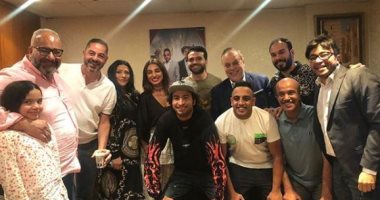على ربيع يشكر أشرف زكى وروجينا لحضورهما مسرحية "صباحية مباركة"