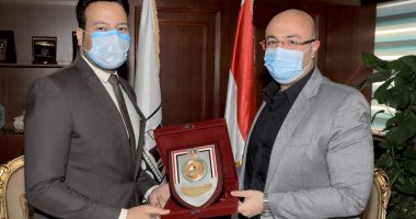 محافظ بنى سويف يكرم مدير الإسعاف السابق تقديراً  لتفانيه وإخلاصه فى عمله
