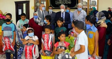 محافظ جنوب سيناء يوزع شنط وأدوات مدرسية على الطلاب غير القادرين