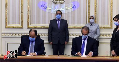رئيس الوزراء يشهد اتفاقية تسوية بين الهيئة العامة للطرق والكباري والشركة المصرية للاتصالات