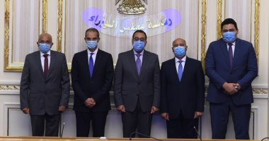 مدبولى يشهد توقيع بروتوكول لاستخدام كارت الخدمات الحكومية بالتأمين الصحى والتموين