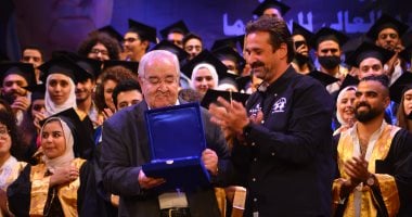 كريم عبد العزيز يحضر تكريم والده فى معهد السينما