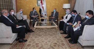 وزير النقل يبحث مع السفير الفرنسي الفرص الاستثمارية بالمترو والسكة الحديد
