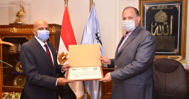 محافظ أسيوط يكرم وكيل وزارة الزراعة لبلوغه سن المعاش.. صور 
