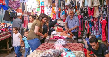 إقبال المواطنين على شراء الملابس المدرسية بوكالة البلح 