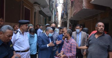محافظ المنيا يتفقد موقع حريق سبب انهيار 6 منازل جزئيا ويتابع المصابين.. صور