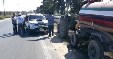 رئيس مدينة القصاصين يتحفظ على جرار صرف أثناء إلقاء مخلفاته فى الطريق العام
