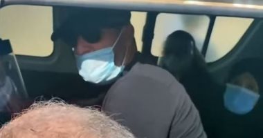 أحمد السقا يدعو لمحمود ياسين فى جنازته ويحاول تهدئة شهيرة