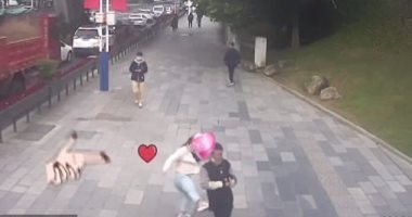 "عاش يا وحش".. فتاة صينية تركل وتضرب شخص حاول التحرش بها .. فيديو وصور