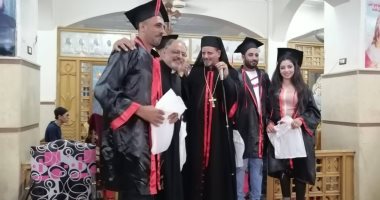 مطران الكاثوليك بأبو قرقاص يكرم خريجى الجامعات بالإيبارشية.. صور