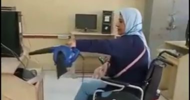 معلمة من ذوى الاحتياجات الخاصة تساهم فى تنظيف مدرستها بالأقصر .. صور