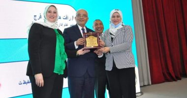 وزارة التربية والتعليم تكرم سهام يوسف وكيل تعليم بنى سويف 
