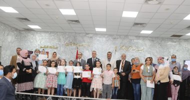 محافظ سوهاج يكرم 36 طالب أوائل المسابقات الدولية 