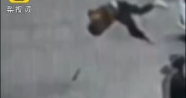 طفل يطير 3 أمتار بعد إشعاله الألعاب النارية وإلقائها في بالوعة بالصين .. فيديو