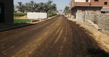 صور.. رئيس مدينة الطود يتفقد المشروعات القومية ورصف طرق الندافين 
