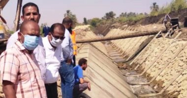 محافظ أسوان يتابع الأعمال الجارية بالمشروع القومى لتأهيل الترع.. صور