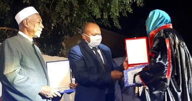نائب محافظ أسوان يشهد احتفالية جمعية منشية النوبة لتكريم المتفوقين.. صور