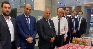 جمارك مطار القاهرة تضبط راكبة حاولت تهريب مستحضرات تجميل وفيتامينات.. صور