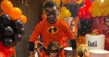 محمد صلاح يحتفل مع ابنته مكة بعيد ميلادها بملابس أبطال خارقين.. صورة