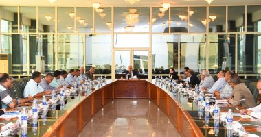 محافظ قنا يستعرض الموقف التنفيذى لـ 33 مشروع صرف صحى