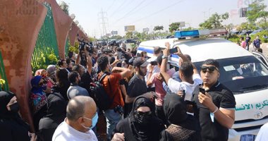 الانتهاء من صلاة الجنازة على جثمان محمود ياسين بمشاركة نجوم الفن
