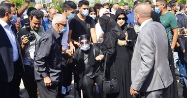 خالد النبوى ومحمود حميدة وإلهام شاهين يصلون الجنازة على محمود ياسين