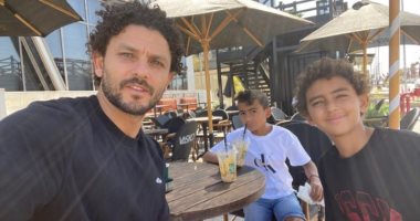 حسام غالى فى نزهة مع أبنائه بعد ضمان الجونة البقاء فى الدورى