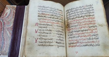 البابا ثيودروس يتسلم مخطوطات البطريركية بعد ترميمها فى مكتبة الاسكندرية 