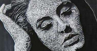 الإبرة والمسامير بدل القلم .. فنان روسى يبدع في رسم الجوكر وأديل بالخيوط