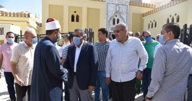 محافظ مطروح يستمع لشكاوى المواطنين عقب صلاة الجمعة ويوجه بسرعة حلها .. صور