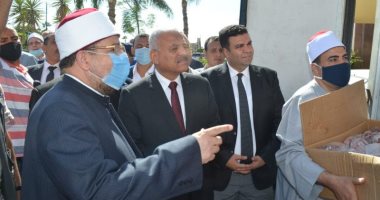 وزير الأوقاف ومحافظ السويس يشهدان توزيع لحوم صكوك الأضاحى .. صور 