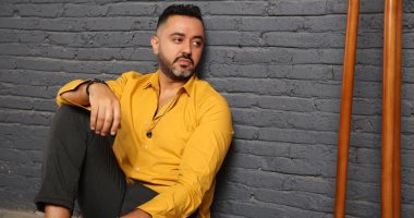 حاتم فهمي يستعد لإطلاق "روحه الحلوة" ويظهر بالأصفر فى جلسة تصوير جديدة