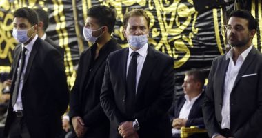 على الحجار ووفاء عامر وأحمد وفيق وصابرين يقدمون واجب العزاء فى محمود ياسين