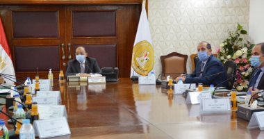وزير التنمية المحلية يعقد اجتماعا مع عدد من رؤساء وحدات حقوق الإنسان.. صور