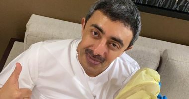 عبد الله بن زايد يتلقى لقاح كورونا تمهيدا لتعميمه في الإمارات