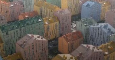 ألوان قوس قزح تزين مبانى حى سكنى بأوكرانيا يشبه أفلام الكارتون .. فيديو