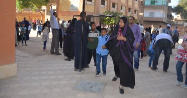 أولياء الأمور يتصدرون المشهد بمرافقة أبنائهم في أول يوم مدارس.. ألبوم صور