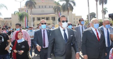 وزير التعليم العالى يوجه بالالتزام بإجراءات التباعد وارتداء الكمامة فى الجامعات.. صور